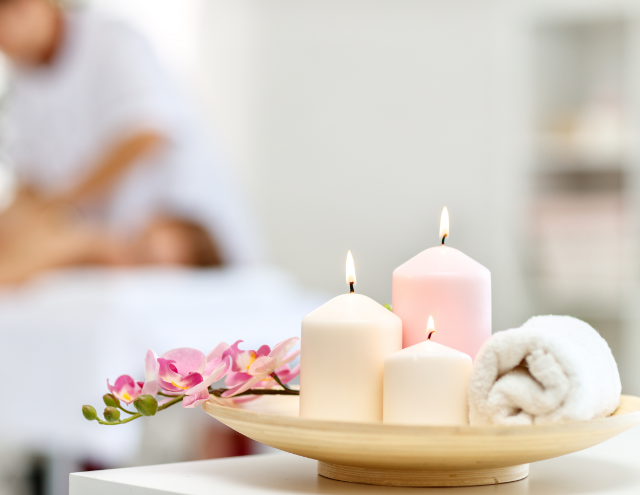 Bild-Kombination von Kerzen und Handtuch mit einer Orchidee, professionelle kosmetische Behandlung, Kosmetik-Behandlung, Kosmetik